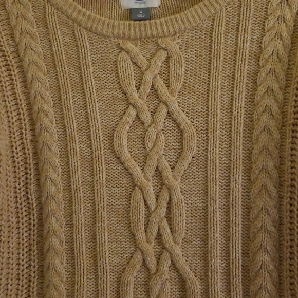 Old Navy Classic Cable Knit Sweater - Picture 2 of 8